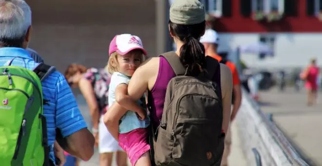 Los hombres dedican la mitad de tiempo que las mujeres al cuidado de los hijos