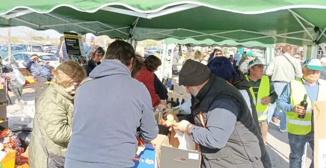 Los agricultores optan por buscar la complicidad ciudadana a sus reclamaciones repartiendo productos en Toledo