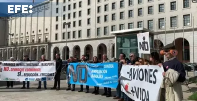 Concentración contra la ampliación del aeropuerto de Barajas frente al Ministerio de Transportes