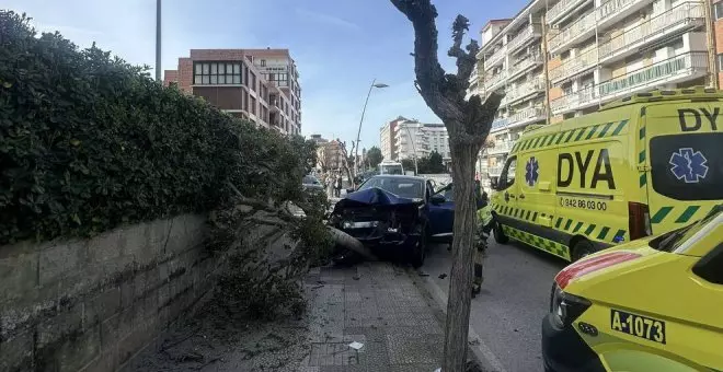 Invade la acera, atropella a un peatón y se choca contra un árbol en Castro Urdiales