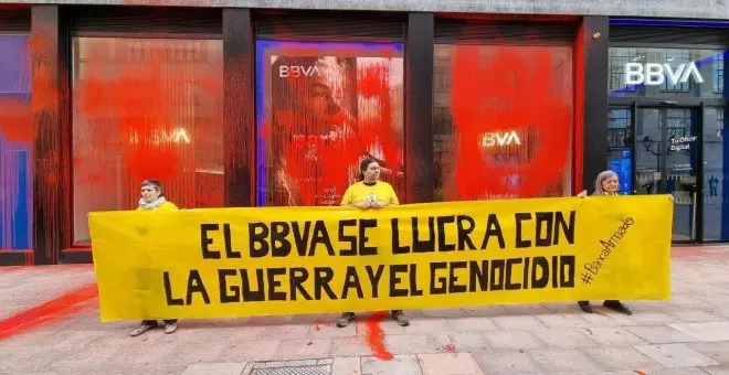 Activistas bañan en pintura una sede del BBVA para denunciar que "financia la vulneración de derechos de Palestina"