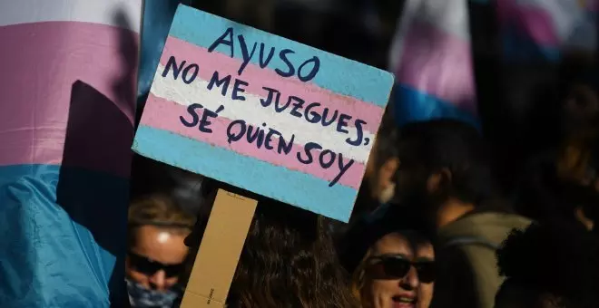 Ayuso accede a sentarse con el Gobierno para defender sus reformas de las leyes trans y LGTBI+