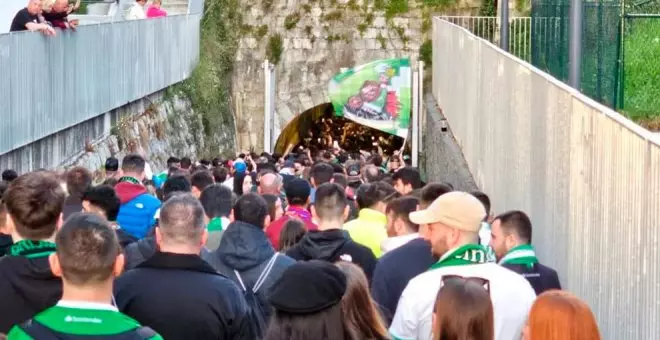 Miles de aficionados del Racing llenan las calles de Santander en la previa ante el Eldense