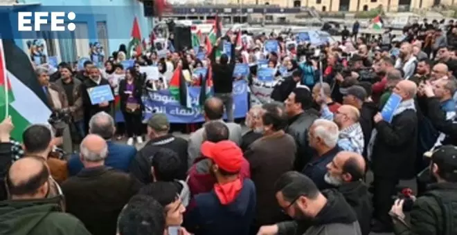 Palestinos en Beirut protestan frente a las oficinas de UNRWA