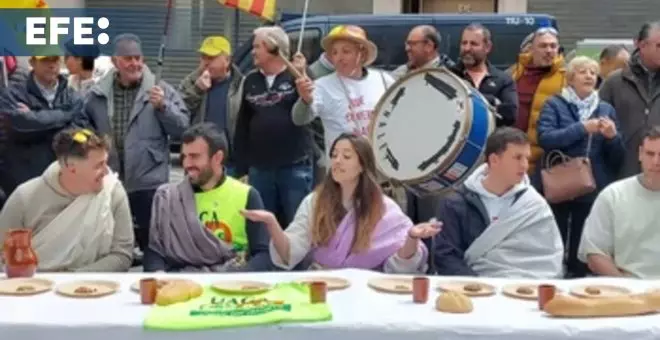 Agricultores recrean la última cena durante su protesta en Zaragoza