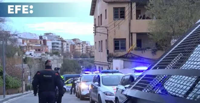 Unos 300 vecinos protestan contra el desalojo del bloque de Esplugues en riesgo de caída