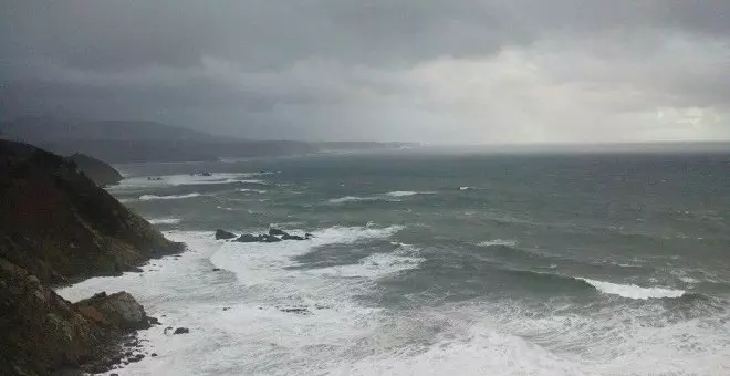 Dos fallecidos al caer al mar y ser arrastrados por las olas en San Esteban y Cuideiru