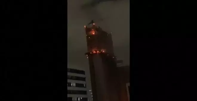 Un incendio arrasa un rascacielos en construcción en Brasil