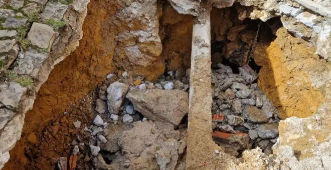 Desprendimiento de la calzada en Santillana del Mar al paso de un camión de la basura que quedó atrapado