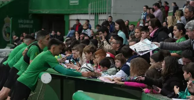 Más de 2.500 aficionados animan al Racing en el entrenamiento abierto al público de El Sardinero