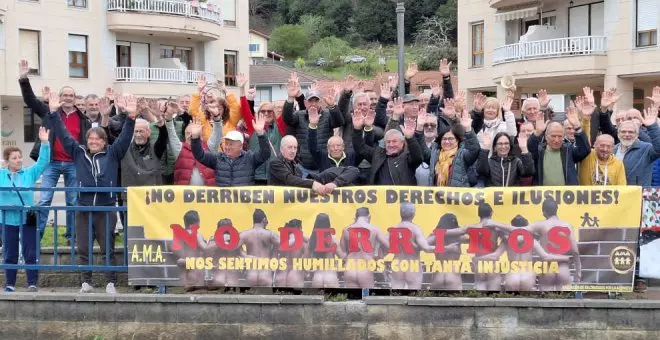 Un 'Vía Crucis' en Argoños que escenifica el "sufrimiento" de los afectados por los derribos