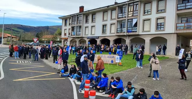 Vecinos se concentran ante el Ayuntamiento de Corvera de Toranzo por la gestión de agua de sus manantiales