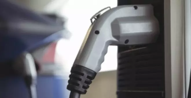 Recargar un coche eléctrico hoy, 1 de abril, es casi gratis (algo que jamás ocurrirá con la gasolina)