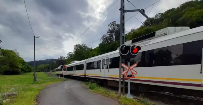 Muere una persona arrollada por un tren en un paso a nivel entre Adarzo y Bezana