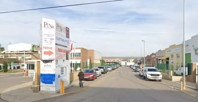 Un trabajador resulta herido en Toledo tras caerle encima una jaula metálica desde un camión