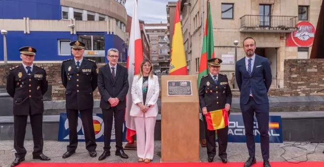 Torrelavega reconoce la labor de la Policía Nacional con una placa frente a la Comisaría