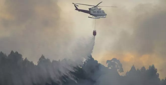 El fuego se extiende por Cantabria, que registra 25 incendios activos y cierra el tráfico ferroviario en Casar de Periedo