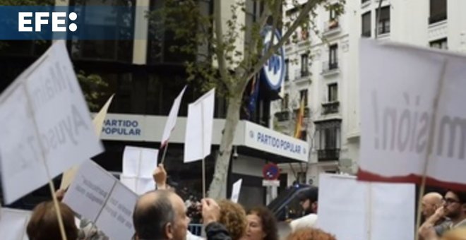 Cientos de personas se manifiestan hasta la sede del PP para pedir la dimisión de Ayuso