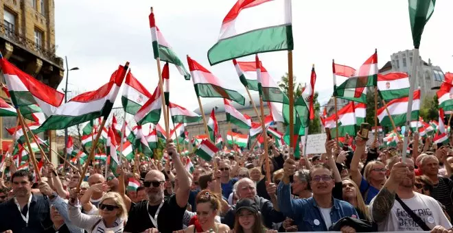 Miles de personas protestan en Budapest para acusar de corrupción al Gobierno de Orbán