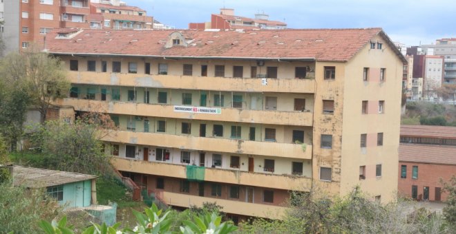 Los vecinos de El Barco de Esplugues continúan sin una vivienda permanente semanas después del desalojo exprés