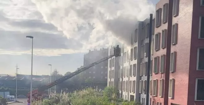 Rescatan a dos personas atrapadas tras un incendio en el hueco del ascensor de un edificio abandonado