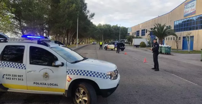 Detenido en Santoña un joven con orden de ingreso en prisión que conducía una moto sin carné y sin matrícula