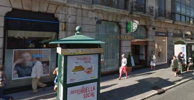 Se lleva de una tienda más de 80 euros en ropa y empuja a una dependienta al huir