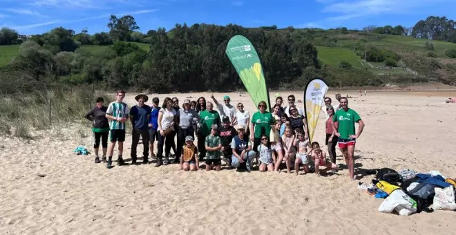 Una treintena de voluntarios mejoran el sistema dunar de la playa de Luaña