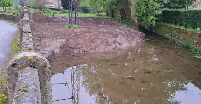 Hazas finaliza la limpieza del cauce del Campiezo a su paso por el puente de acceso al barrio Toca