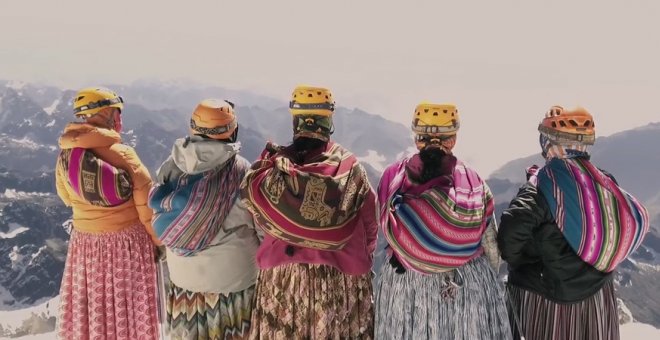 Las Cholitas Escaladoras buscan subir el Everest y tú puedes hacerlo posible