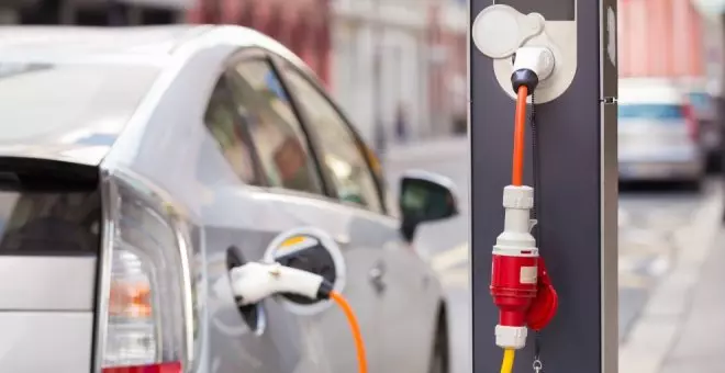 Los coches eléctricos, en pleno debate: Estos son los bulos y falsedades en torno a ellos