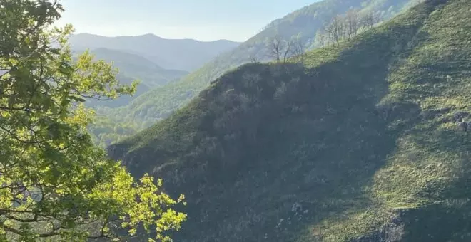 Rescatados dos senderistas ingleses desorientados en el monte en Bárcena Mayor