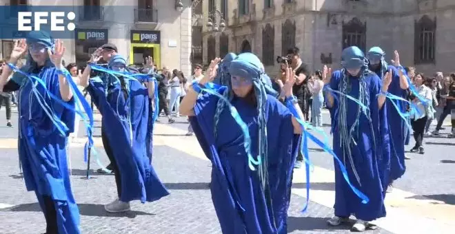 Grupos ecologistas protagonizan una acción de protesta por la sequía