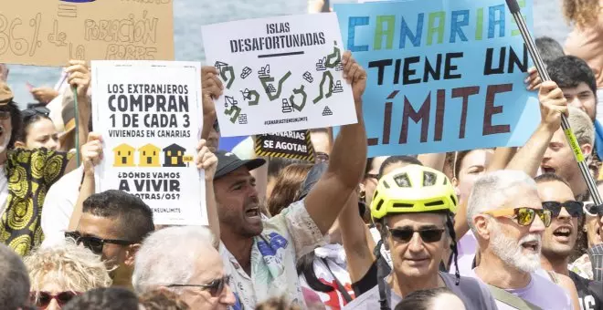 Miles de personas protestan en Canarias contra el turismo de masas: "Las islas tienen un límite"