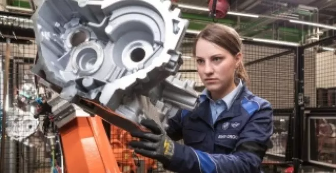 Mientras Mercedes afloja el ritmo con los eléctricos, su mayor rival hace lo contrario en su mayor fábrica de piezas