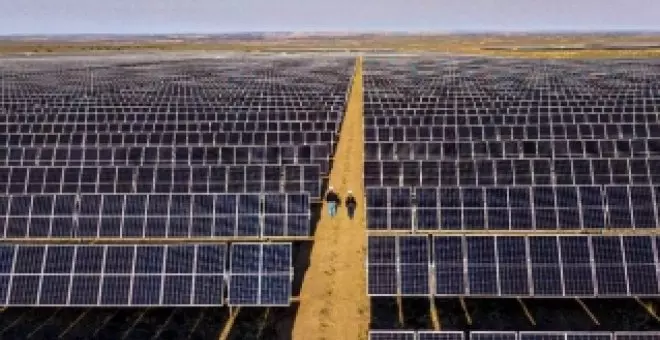 España construye una planta, pionera en el mundo, que hibrida la energía fotovoltaica y termosolar