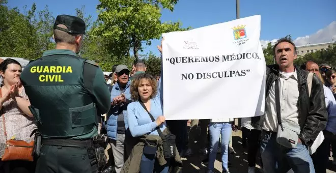 La muerte de un hombre en un pueblo sin médico de urgencia vuelve a poner el foco en la gestión sanitaria de Ayuso