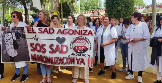 Empleadas de ayuda a domicilio llevan un mes acampadas frente al Ayuntamiento de Sevilla