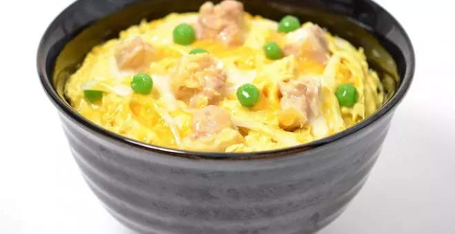 Pato confinado - Receta de oyakodon: una tortilla de pollo a la japonesa sobre un bol de arroz