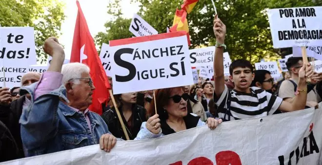 Miles de personas se manifiestan frente al Congreso en defensa de la democracia, horas previas a la decisión de Sánchez