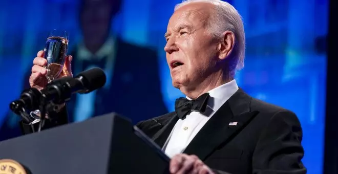 Biden cena con la prensa mientras cientos de manifestantes protestan contra su apoyo a Israel