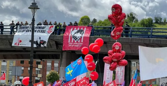 Pancartona por las seis de La Suiza en Llangréu