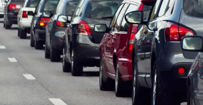 Cortada la A-8 en dirección a Cantabria tras un accidente entre dos turismos y un camión en Muskiz