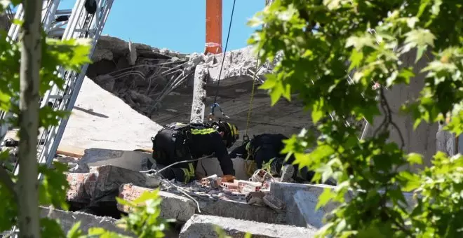 Los bomberos hallan los cadáveres de los dos trabajadores sepultados en las obras de un edificio de Madrid