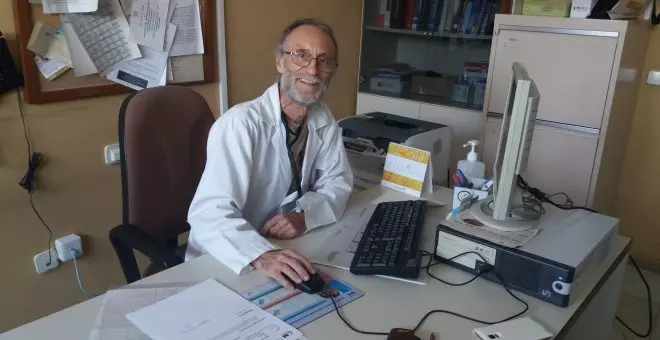 El doctor jubilado que se plantó ante los recortes de Ayuso: "Confunden vocación con explotación"