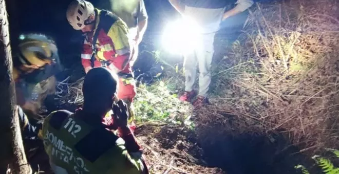 Los bomberos rescatan a un hombre que cayó de 8 metros en Solórzano