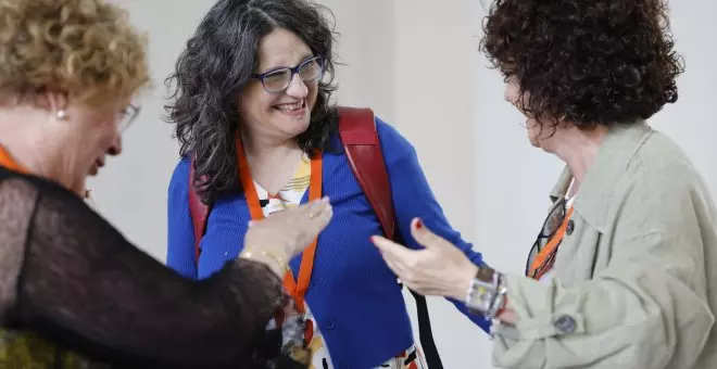 Mónica Oltra es recibida con una gran ovación en la asamblea de 'Iniciativa-Compromís'