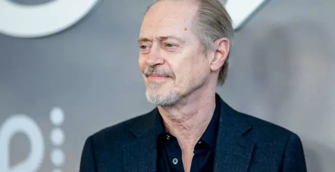 El actor Steve Buscemi recibe un puñetazo en la cara en el centro de Nueva York