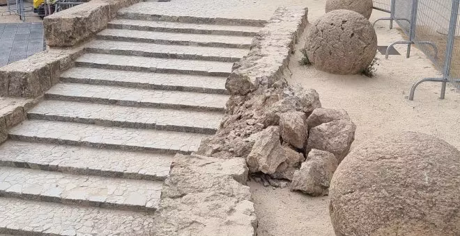 Destrossen un tros d'escales del Park Güell durant el muntatge per a la desfilada de Louis Vuitton