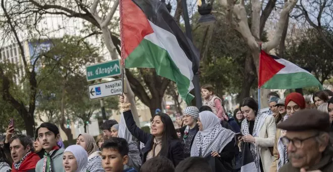 Los acampados por Palestina en la Universitat de València se encierran en la Facultad de Filosofía